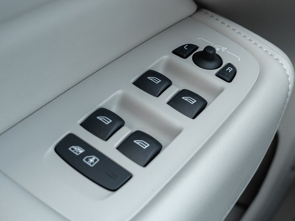2026 Volvo XC60 Plug-In Hybrid T8 AWD Ultra Dark Theme-14