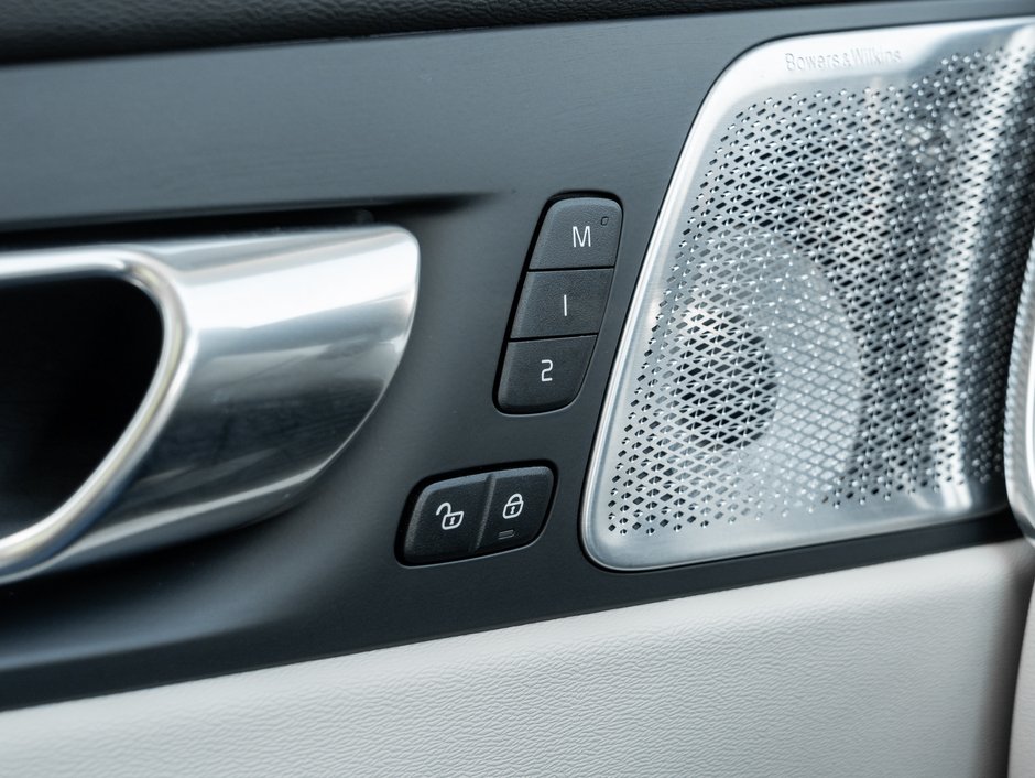 2026 Volvo XC60 Plug-In Hybrid T8 AWD Ultra Dark Theme-15