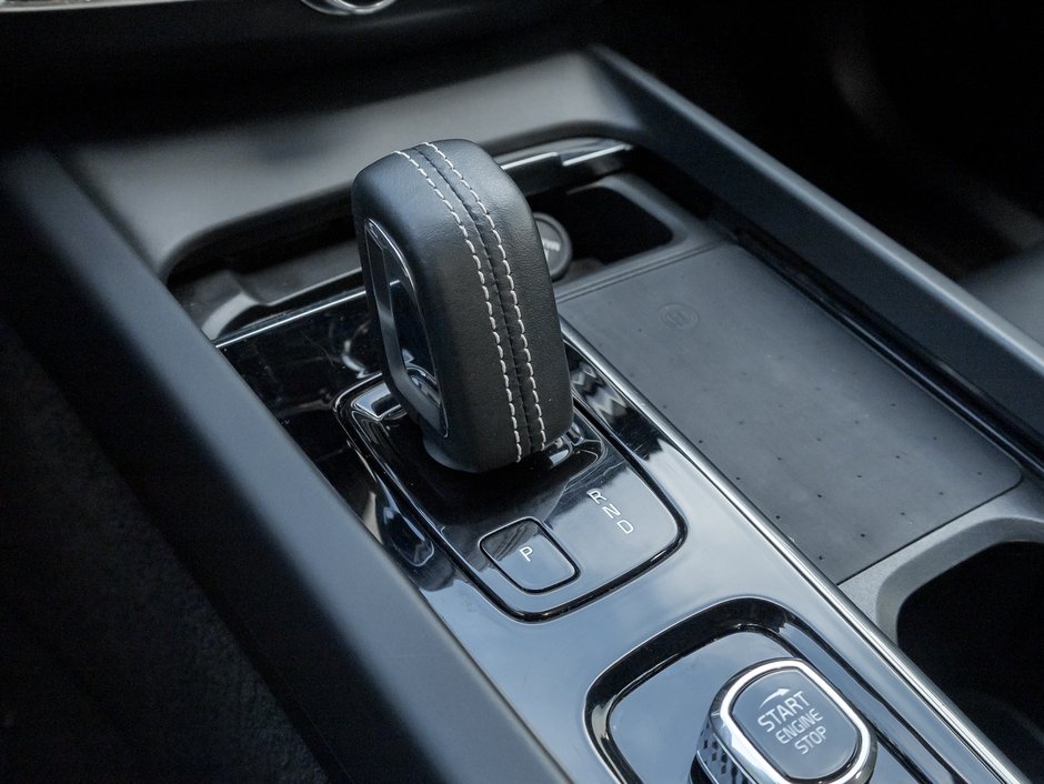 2022 Volvo XC60 Recharge T8 eAWD PHEV R-Design  EXTENDED RANGE  NEW TIRES-14