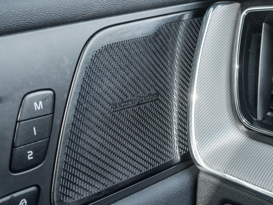 2022 Volvo XC60 Recharge T8 eAWD PHEV R-Design  EXTENDED RANGE  NEW TIRES-13