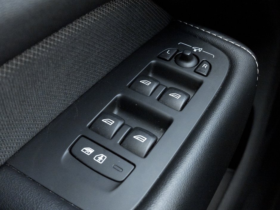 2022 Volvo XC60 Recharge T8 eAWD PHEV R-Design  EXTENDED RANGE  NEW TIRES-11