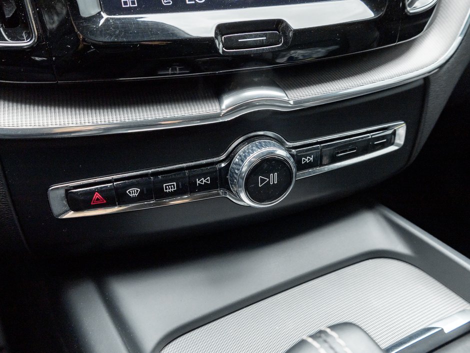 2022 Volvo XC60 Recharge T8 eAWD PHEV R-Design  NEW TIRES  VOLVO CPO-20