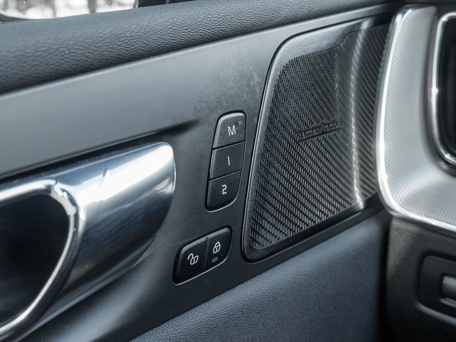 2022 Volvo XC60 Recharge T8 eAWD PHEV R-Design  EXTENDED RANGE  NEW TIRES-12