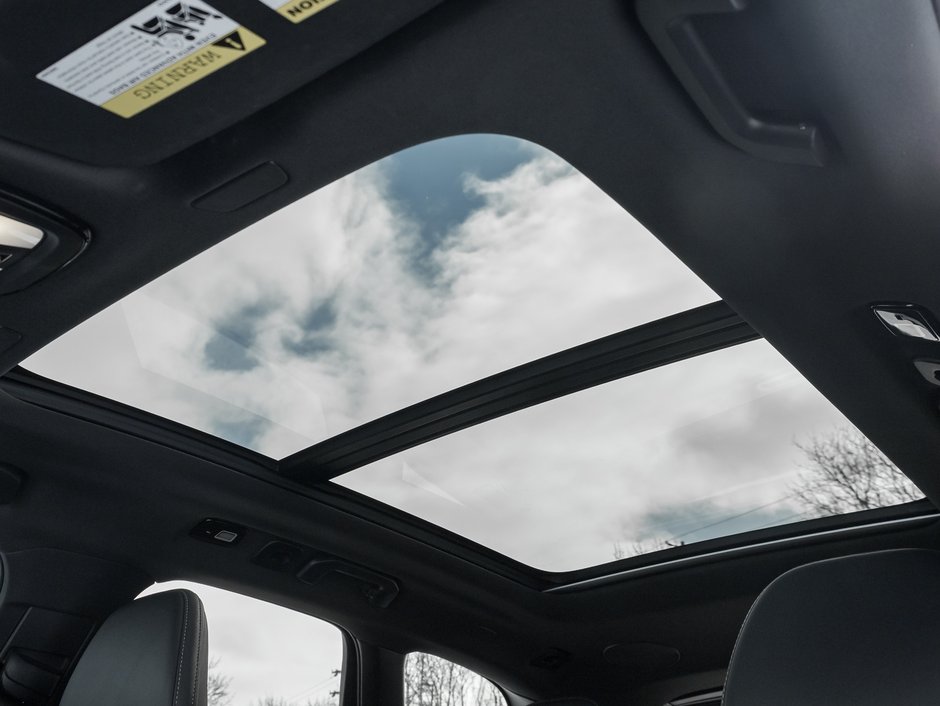 2022 Volvo XC60 Recharge T8 eAWD PHEV R-Design  EXTENDED RANGE  NEW TIRES-19