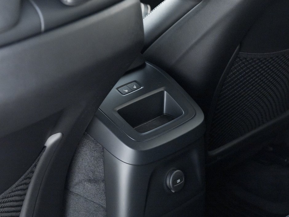 2022 Volvo XC60 Recharge T8 eAWD PHEV R-Design  EXTENDED RANGE  NEW TIRES-22