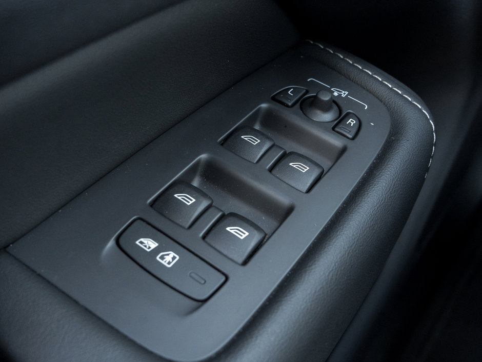 2024 Volvo XC60 Recharge T8 eAWD PHEV Ultimate Dark Theme - CPO INCLUDED-13