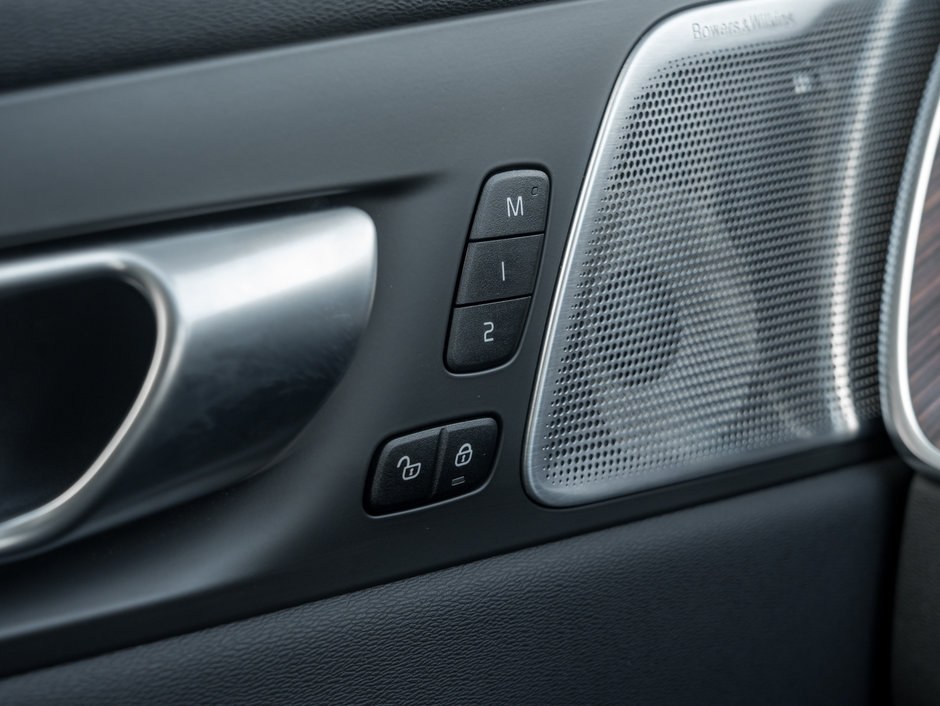 2024 Volvo XC60 Recharge T8 eAWD PHEV Ultimate Dark Theme - CPO INCLUDED-14