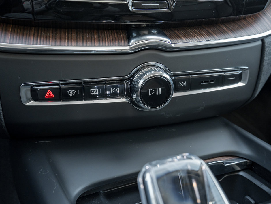 2024 Volvo XC60 Recharge T8 eAWD PHEV Ultimate Dark Theme - CPO INCLUDED-17
