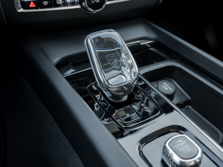 2024 Volvo XC60 Recharge T8 eAWD PHEV Ultimate Dark Theme - CPO INCLUDED-16