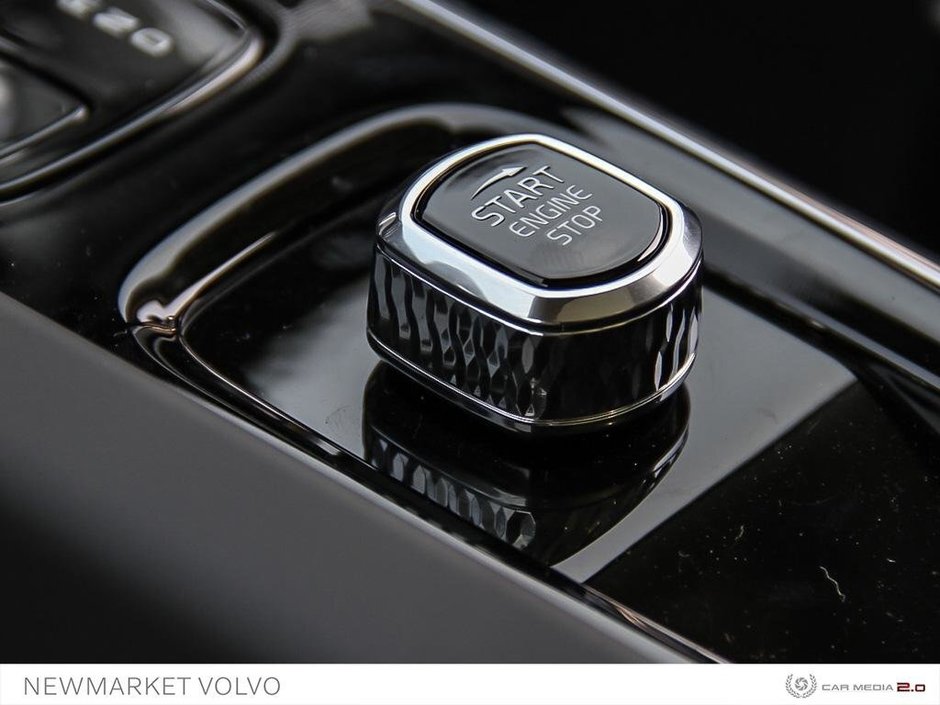 Volvo XC60 Recharge T8 eAWD PHEV Ultimate Dark Theme - CPO included 2024-26