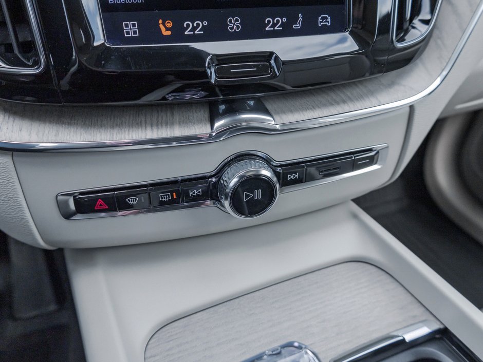 2024 Volvo XC60 Recharge T8 eAWD PHEV ULTIMATE  OFF LEASE  ONE OWNER  CPO-19
