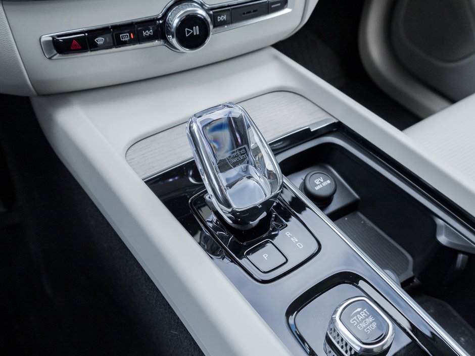 2024 Volvo XC60 Recharge T8 eAWD PHEV ULTIMATE  OFF LEASE  ONE OWNER  CPO-17