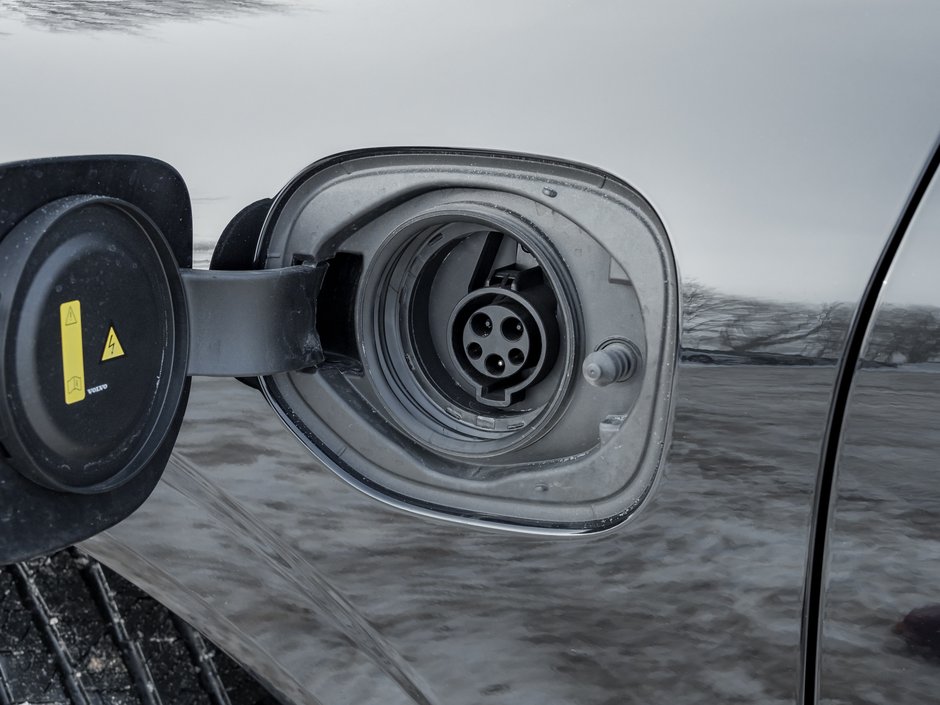 2025 Volvo XC60 Recharge T8 AWD Plus Dark Theme  LOW KM  CPO RATE FR 3.49%*-3