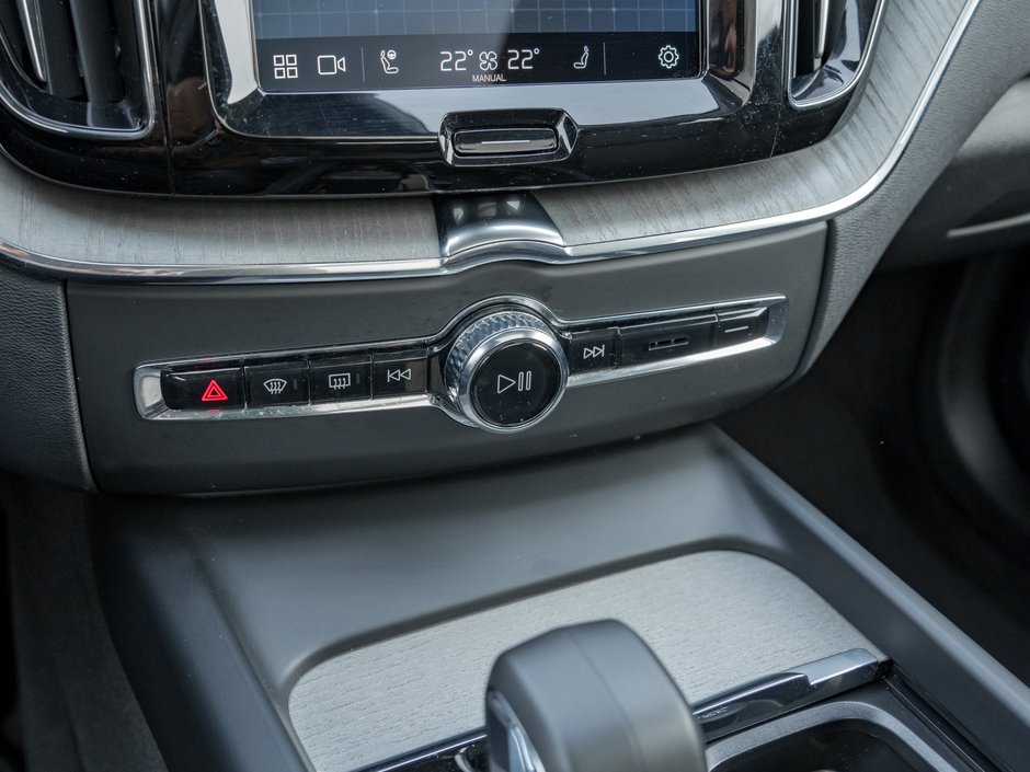 2025 Volvo XC60 Recharge T8 AWD Plus Dark Theme  LOW KM  CPO RATE FR 3.49%*-23