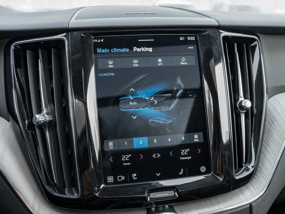 2025 Volvo XC60 Recharge T8 AWD Plus Dark Theme  LOW KM  CPO RATE FR 3.49%*-25