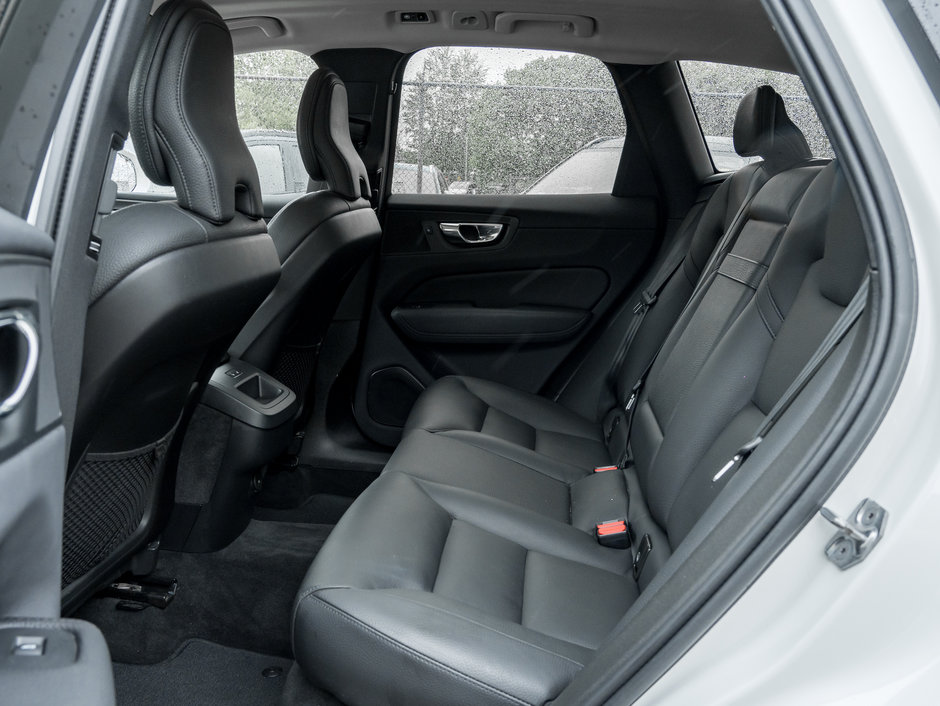 2021 Volvo XC60 T6 AWD Momentum NEW TIRES CPO-19