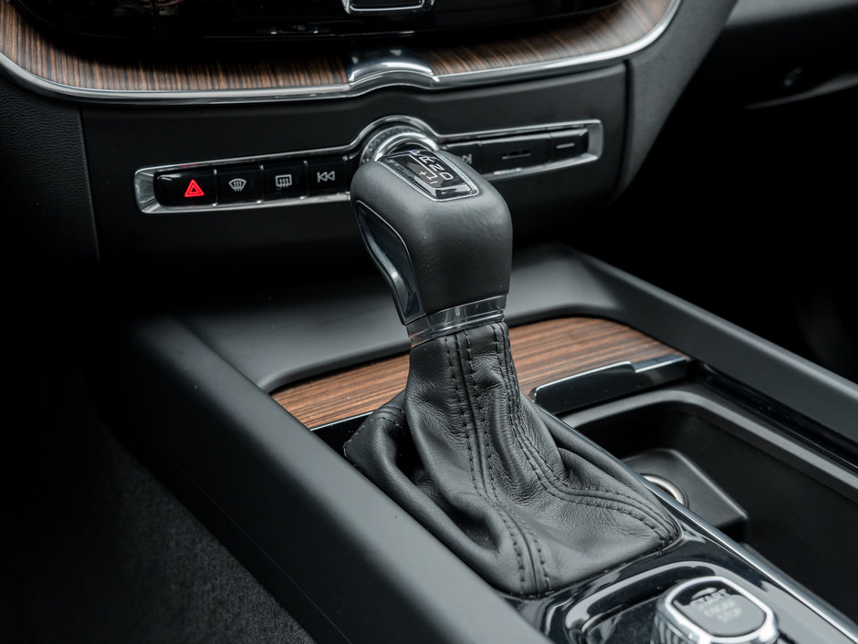 2021 Volvo XC60 T6 AWD Momentum NEW TIRES CPO-13