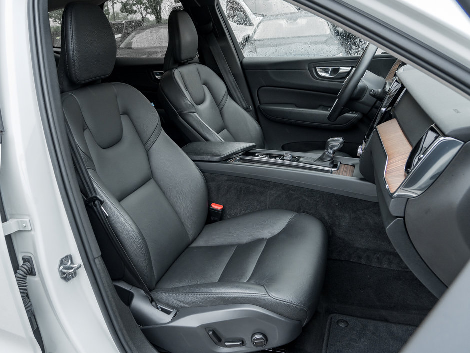 2021 Volvo XC60 T6 AWD Momentum NEW TIRES CPO-18