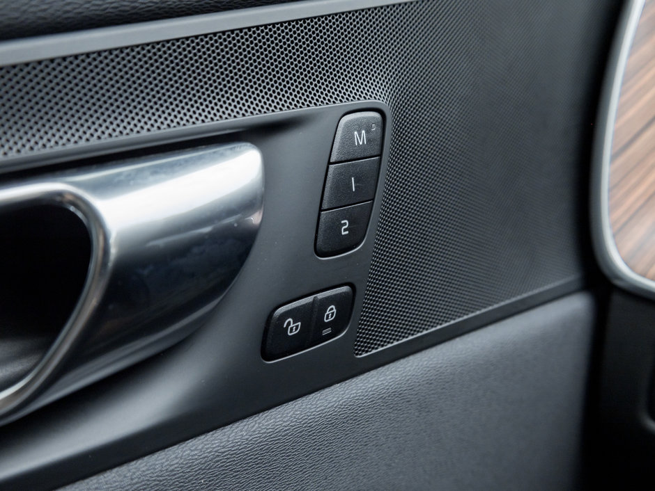 Volvo XC60 Recharge T8 eAWD PHEV  ADVANCED  PREMIUM  CPO 2021-17