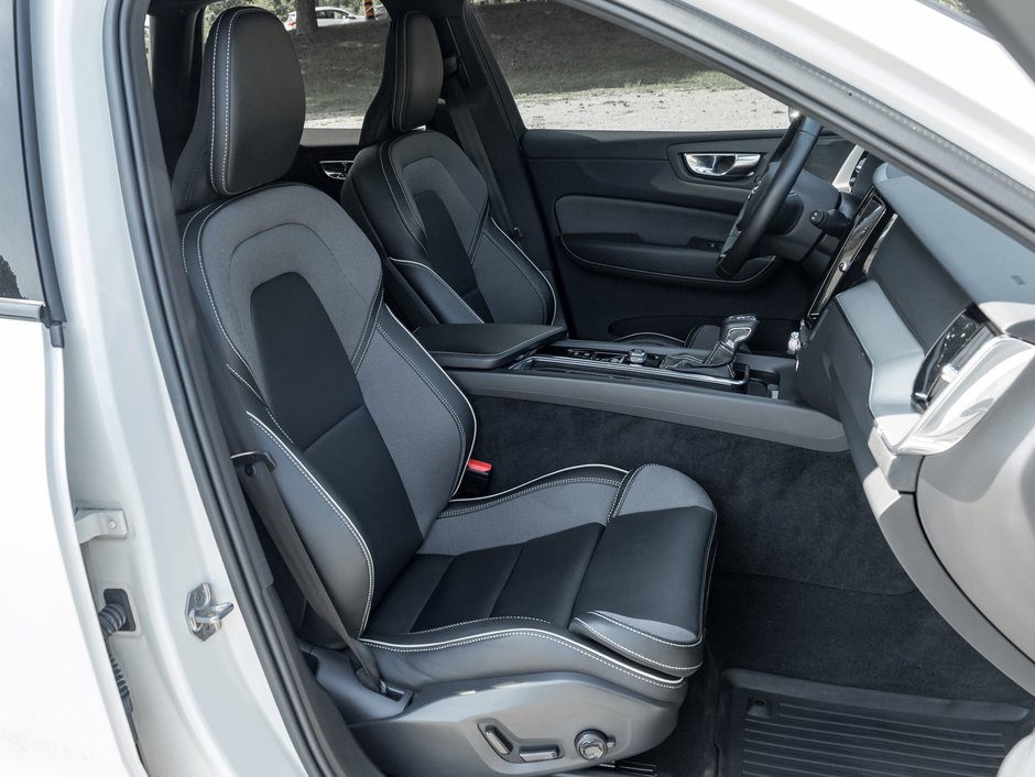 2021 Volvo XC60 T6 AWD R-Design  NEW BRAKES  VOLVO CPO-22