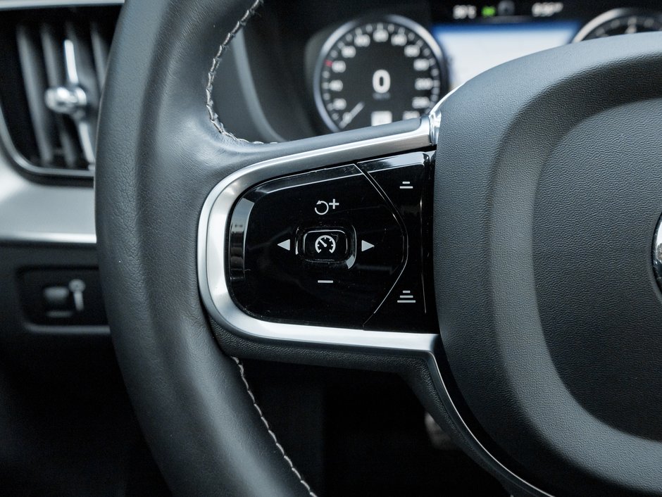 2021 Volvo XC60 T6 AWD R-Design  NEW BRAKES  VOLVO CPO-8