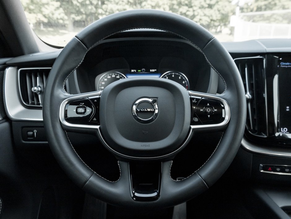 2021 Volvo XC60 T6 AWD R-Design  NEW BRAKES  VOLVO CPO-7