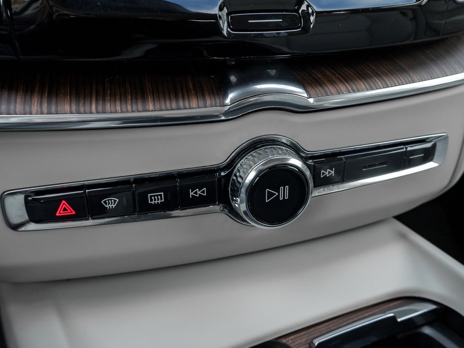 2022 Volvo XC60 B6 AWD Momentum  19 ALLOY WHEEL  CPO  DENIM BLUE-15