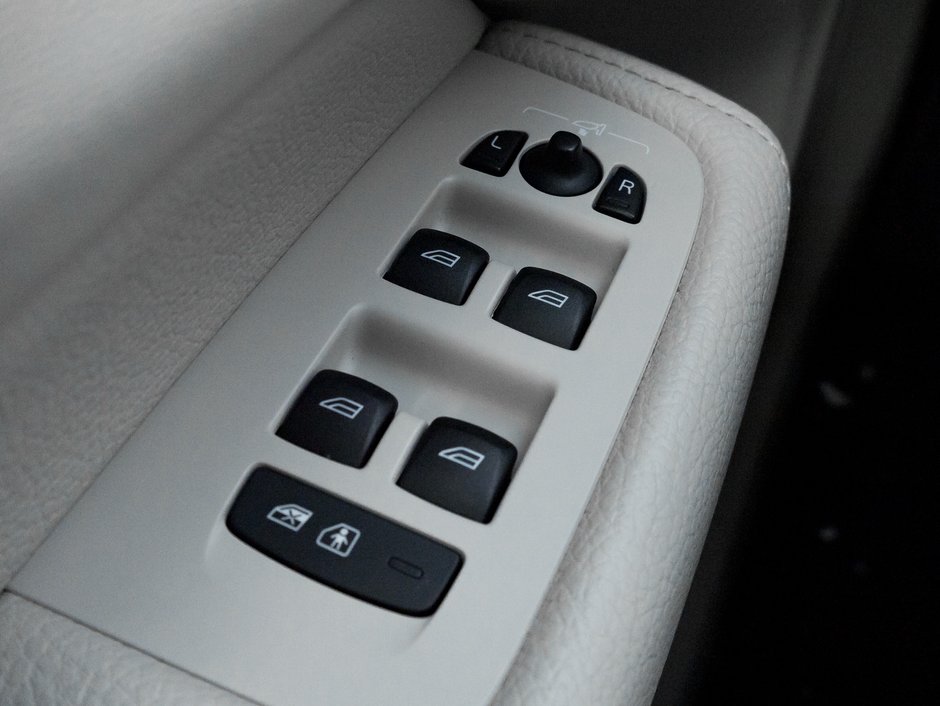 2022 Volvo XC60 B6 AWD Momentum  19 ALLOY WHEEL  CPO  DENIM BLUE-11