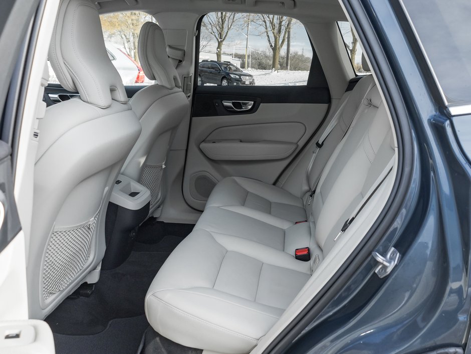 2022 Volvo XC60 B6 AWD Momentum  19 ALLOY WHEEL  CPO  DENIM BLUE-20