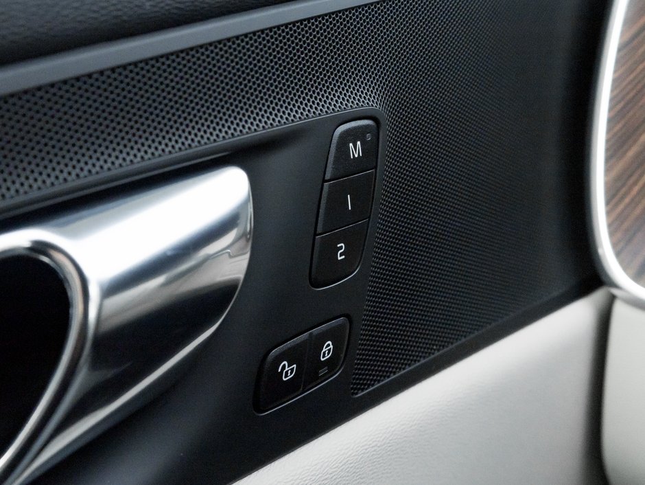 2022 Volvo XC60 B6 AWD Momentum  19 ALLOY WHEEL  CPO  DENIM BLUE-12