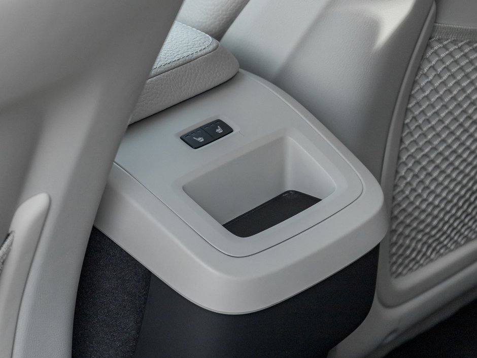 2022 Volvo XC60 B6 AWD Momentum  19 ALLOY WHEEL  CPO  DENIM BLUE-21