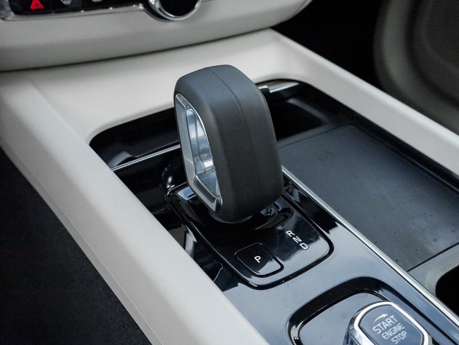 2022 Volvo XC60 B6 AWD Momentum  19 ALLOY WHEEL  CPO  DENIM BLUE-13