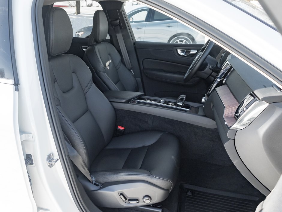 Volvo XC60 B6 AWD Momentum  ULTRA LOW KM  ONE OWNER  TRADE IN 2022-19