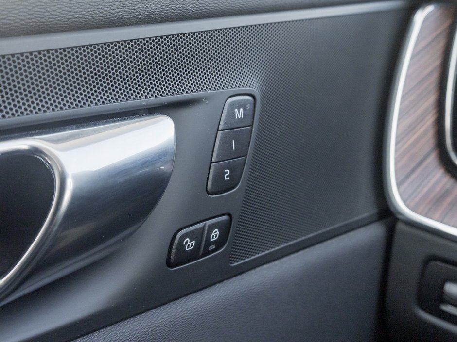 Volvo XC60 B6 AWD Momentum  ULTRA LOW KM  ONE OWNER  TRADE IN 2022-12