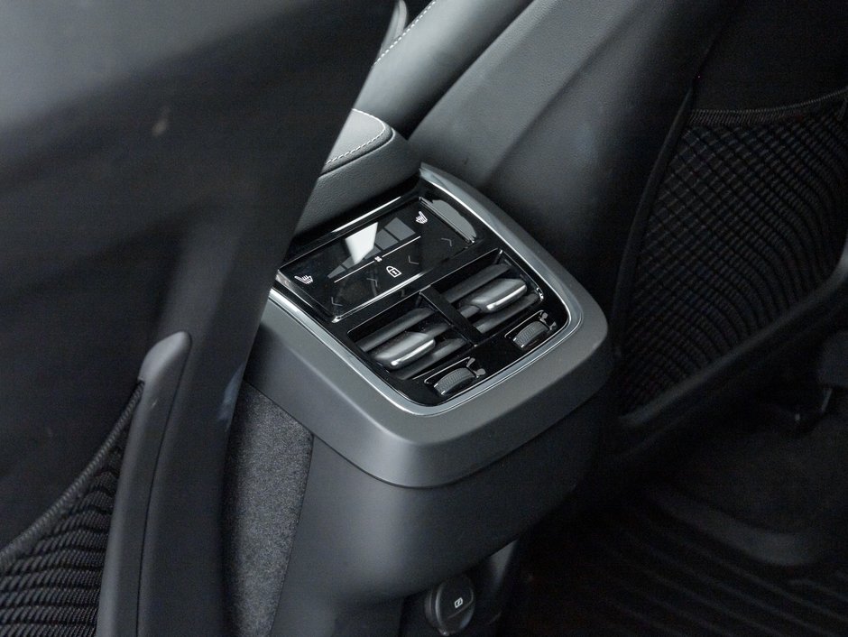 2022 Volvo XC60 B6 AWD R-Design  BOWER & WILKINS  21 ALLOY WHEEL-27