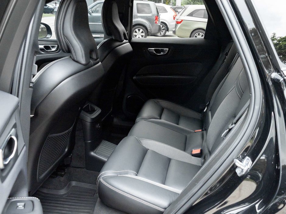 2022 Volvo XC60 R-Design-25