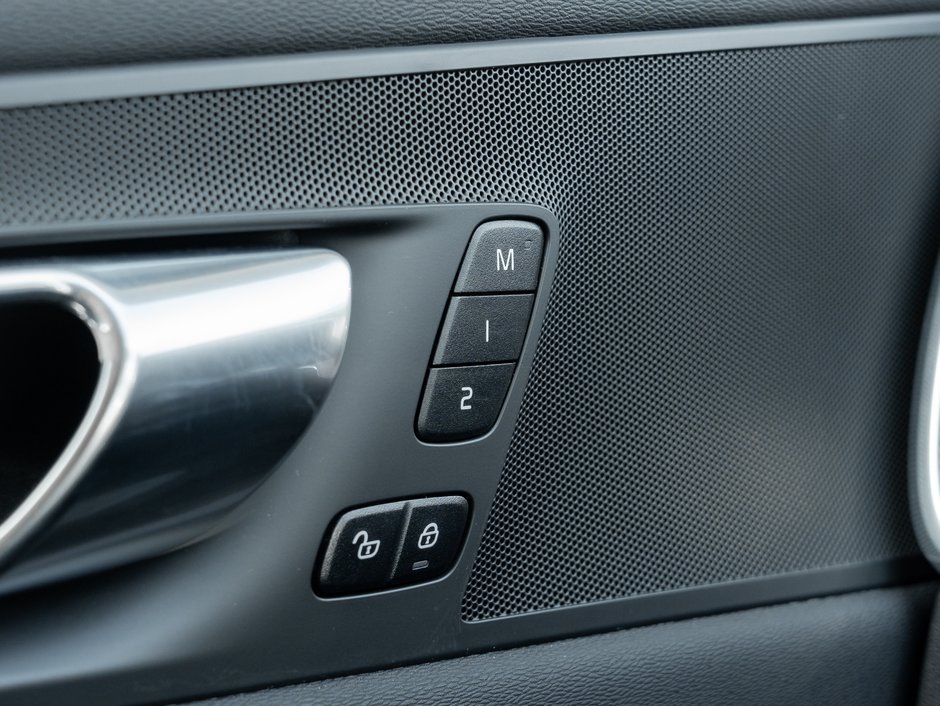 Volvo XC60 B5 AWD Momentum LOW KM  CPO FINANCE RATE fr 3.49%* 2022-13