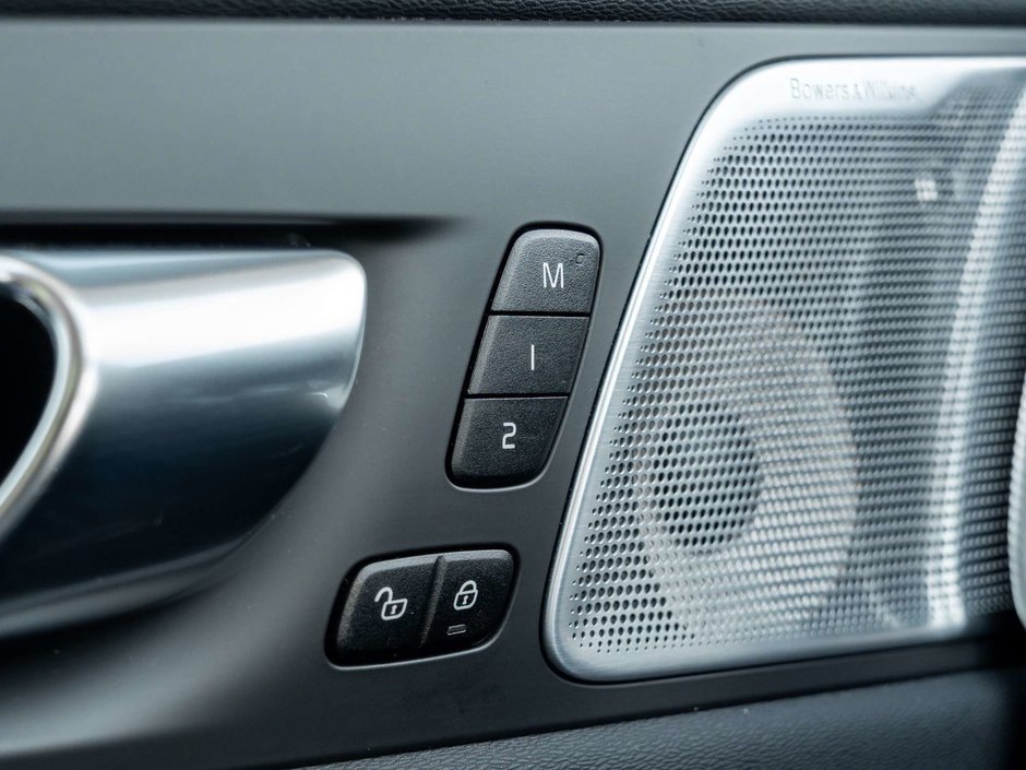 2022 Volvo XC60 INSCRIPTION  BOWERS & WILKINS  ADVANCED PACK  CPO-14