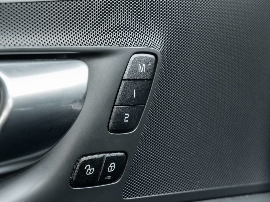 2023 Volvo XC60 Plus Bright Theme-14
