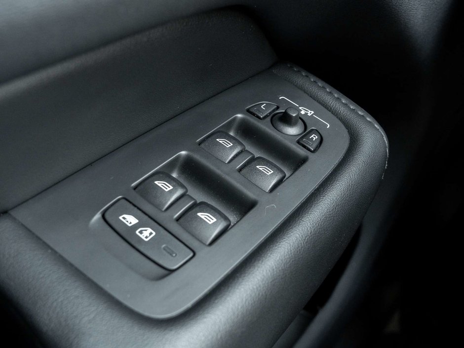 2023 Volvo XC60 Plus Bright Theme-13
