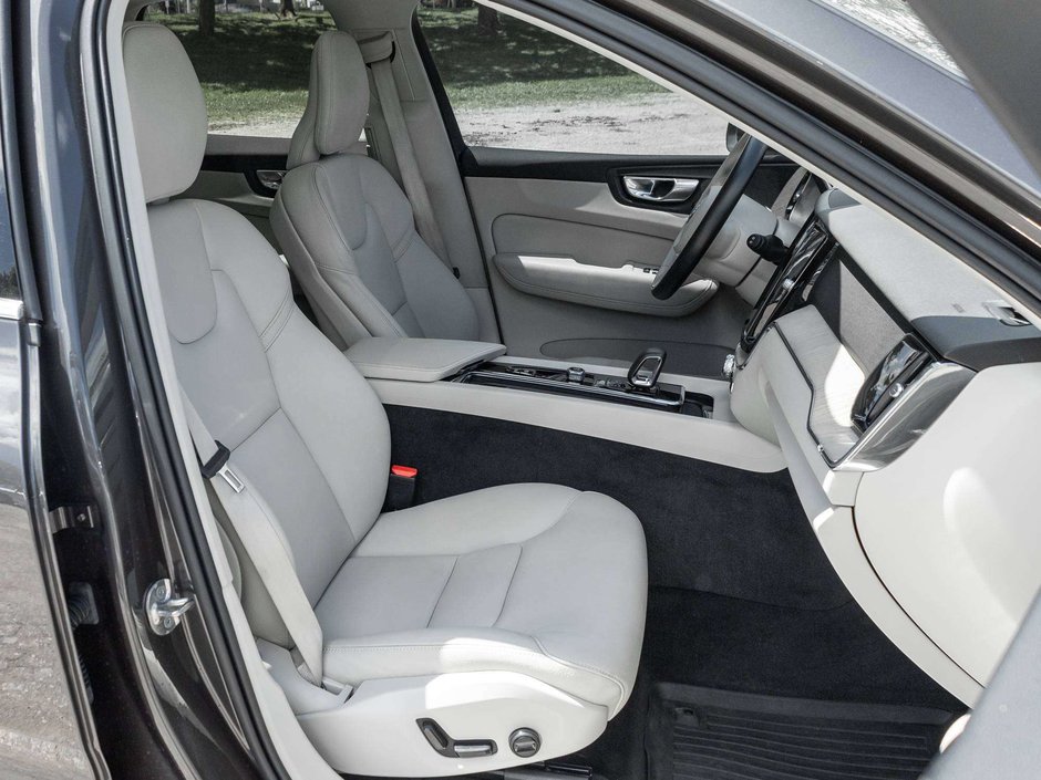 2023 Volvo XC60 Plus Bright Theme-16
