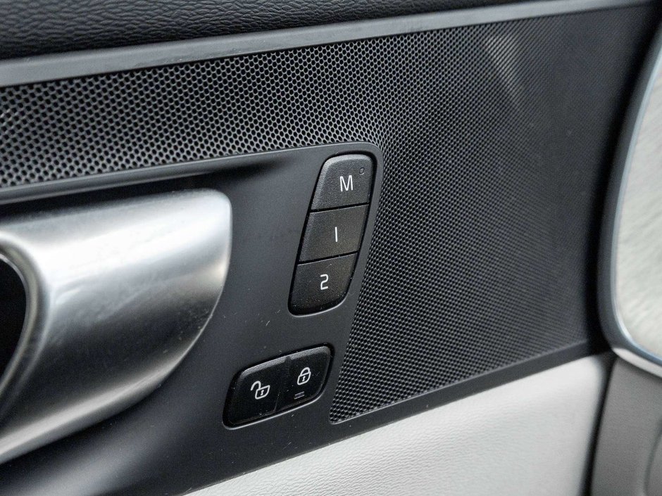 2023 Volvo XC60 Plus Bright Theme-11