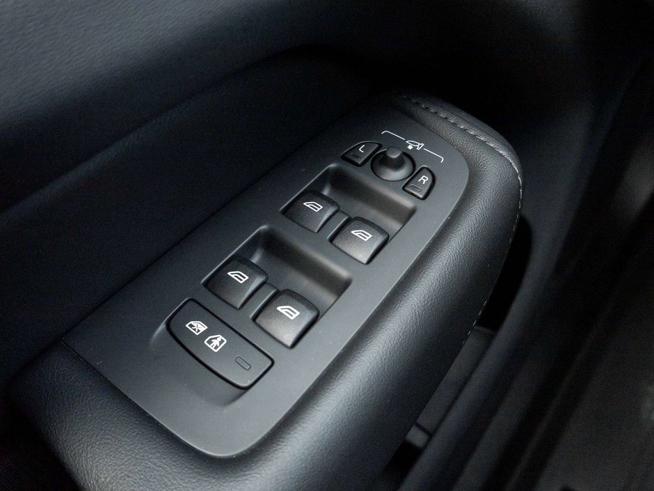 Volvo XC60 PLUS DARK THEME^Harman Kardon^New Brakes 2023-14
