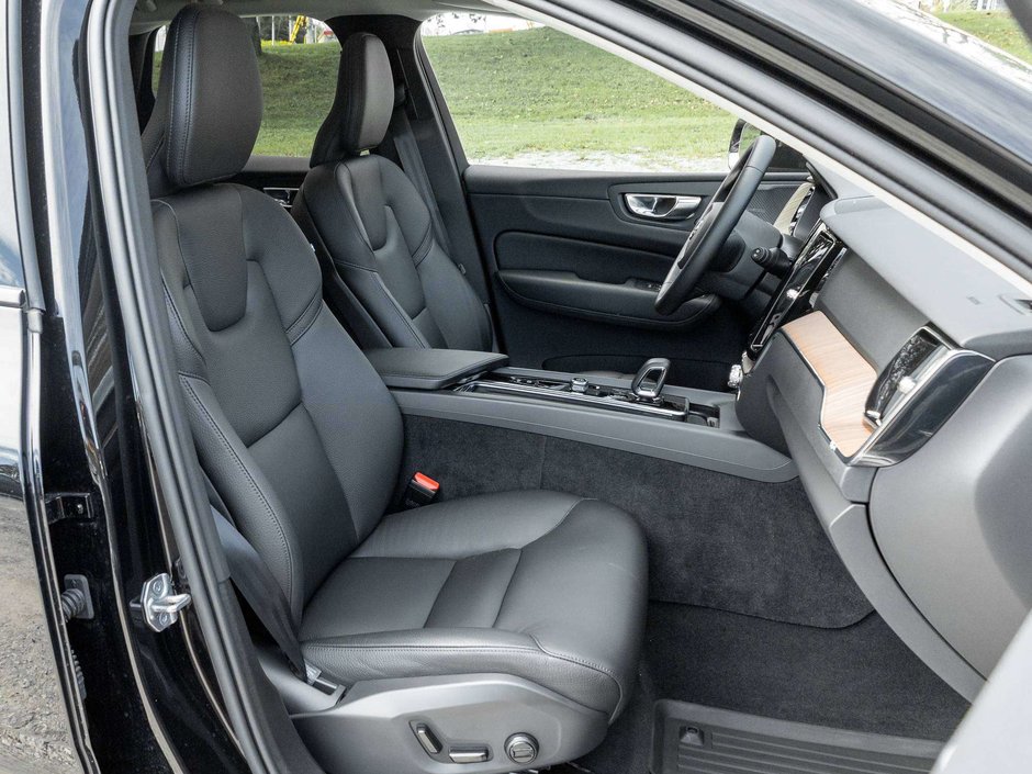 Volvo XC60 PLUS DARK THEME^Harman Kardon^New Brakes 2023-22