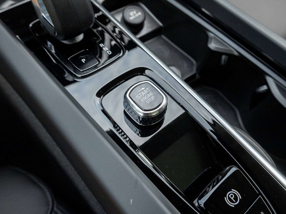 Volvo XC60 PLUS DARK THEME^Harman Kardon^New Brakes 2023-18