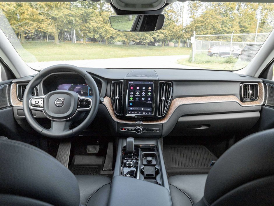 Volvo XC60 PLUS DARK THEME^Harman Kardon^New Brakes 2023-25