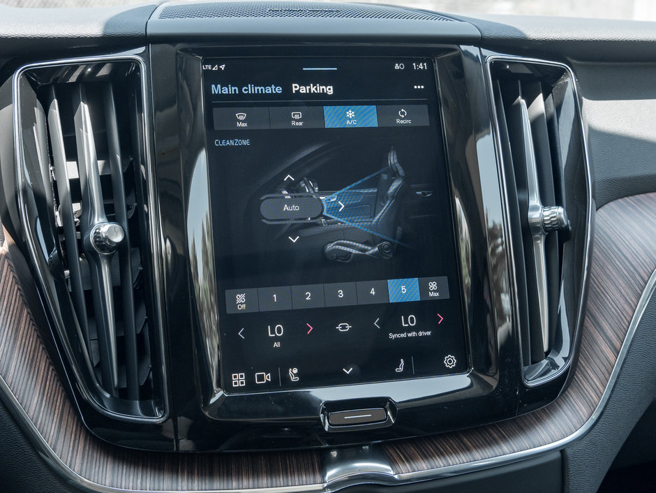 Volvo XC60 B5 AWD Plus Dark Theme  HARMAN KARDON  CPO 2024-18