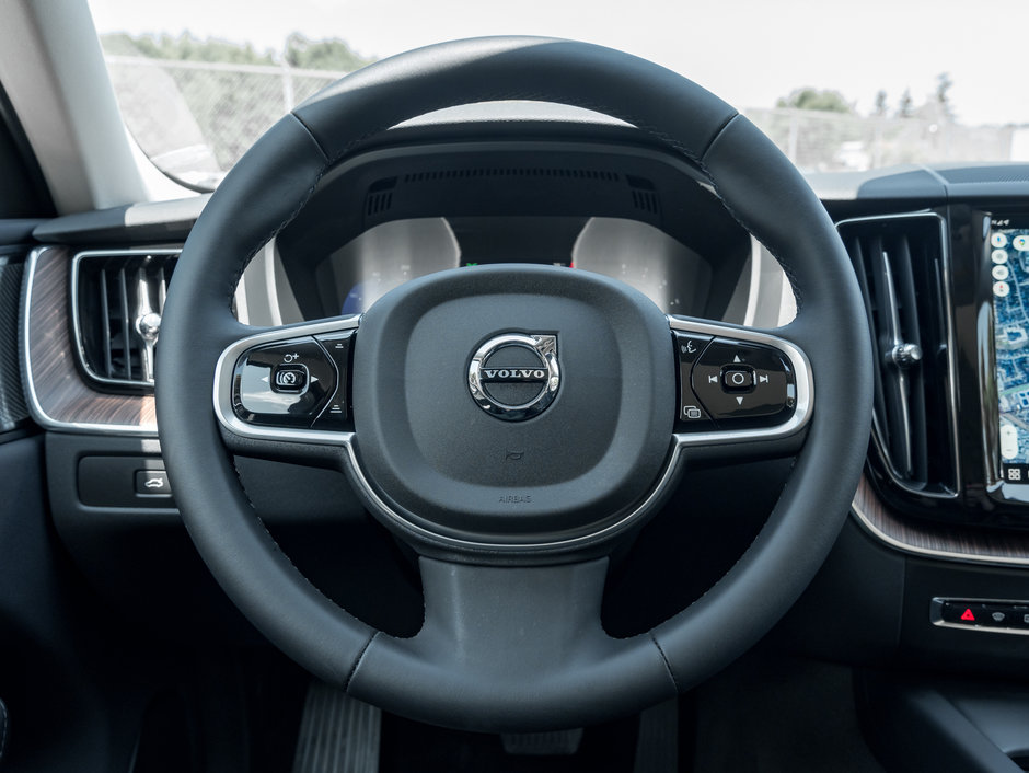 Volvo XC60 B5 AWD Plus Dark Theme  HARMAN KARDON  CPO 2024-7
