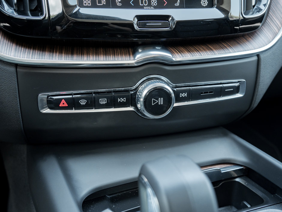 Volvo XC60 B5 AWD Plus Dark Theme  HARMAN KARDON  CPO 2024-17