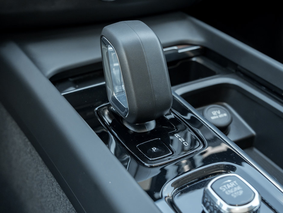 Volvo XC60 B5 AWD Plus Dark Theme  HARMAN KARDON  CPO 2024-16
